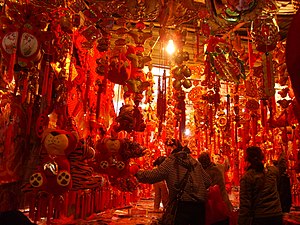 Un magazin care vinde decorațiuni pentru Anul Nou chinezesc în Wuhan, China (2006) .
