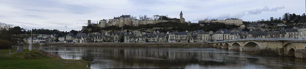 Chinon: Blick auf das Schloss und auf die Altstadt auf der anderen Seite der Vienne.