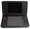 Um Nintendo DSi XL preto.