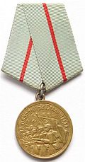 759.560 de membri ai personalului sovietic au primit această medalie pentru apărarea Stalingradului din 22 decembrie 1942.  