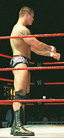Randy Orton, der mødte Rey Mysterio og Kurt Angle i en triple truende kamp