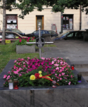 Enkeltstående grav for et offer for kampene, der med vilje blev efterladt på stedet på en gade i Warszawa