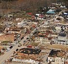 Tornadon aiheuttamat vahingot West Libertyssä, Kentuckyssa.  