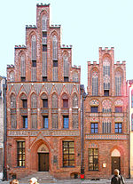 Koperniko gimimo vieta Torunėje (Kopernikos kelias Nr. 15, kairėje). Kartu su namu Nr. 17 (dešinėje) jis sudaro Koperniko muziejų (Muzeum Mikołaja Kopernika).