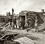 Fort Burnham i Virginia, det tidigare konfedererade Fort Harrison. Federala soldater framför det bombsäkra högkvarteret.