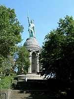 Piemineklis Teutoburgas mežā, Vācijā, par godu karavadoņa Arminija uzvarai pār romiešu leģioniem 9. gs. pēc Kristus dzimšanas.