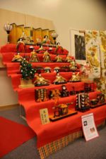 Seitsemänkerroksinen nukkesarja, jolla juhlistetaan Hinamatsuria, tyttöjen päivää, Japanissa 3. maaliskuuta.  