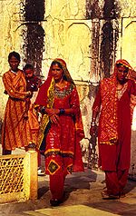 Jaipur, Hindistan'dan Salwar kameez ve dupatta giyen kadınlar