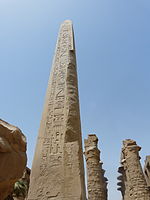 Dwór 4. pylonu: obelisk Thutmose I w Karnaku