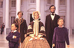 Una mostra dedicata ad Abraham Lincoln e alla sua famiglia alla Lincoln Library. Lo stand è visto sullo sfondo a guardare il Presidente