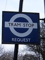 Et stopskilt for sporvogn fra London Transport ved Wakebridge  