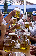 Olutlasit Münchenin Oktoberfestissä, joka järjestetään syyskuun lopussa ja lokakuun alussa.  
