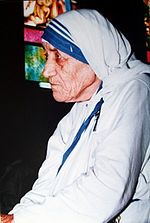 Майка Тереза (Агнес Бояджиу) е удостоена с Ордена за заслуги през 1983 г.  