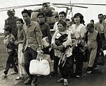 Rifugiati vietnamiti in fuga dalle forze comuniste, su una portaerei americana al largo delle coste del Vietnam il 29 aprile 1975, il giorno prima della completa caduta di Saigon