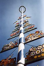 Un copac de mai simbolizează ziua de 1 Mai, Ziua de 1 Mai, în Germania.  