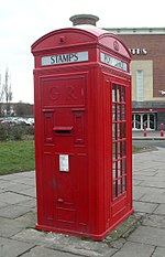 Postilaatikko puhelinkopissa Warringtonissa, Cheshiressä, Englannissa.