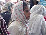 En afghansk flicka säljer en islamisk halsduk vid firandet av Internationella kvinnodagen i Pajshir 2008.