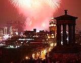 Elleve timer efter Sydney byder Edinburgh i Skotland det nye år velkommen med sit berømte Hogmanay-fyrværkeri.  