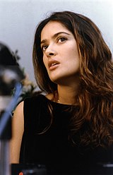 Salma Hayek (im Bild) wurde gebeten, die Rolle der "Selena" zu spielen. Sie lehnte ab, weil sie glaubte, es sei noch zu früh, um einen Film über Selena zu drehen.