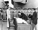Mamoru Shigemitsu, ministro japonês das Relações Exteriores, assinando a rendição no USS Missouri em 2 de setembro de 1945