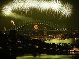 Nytårsaftensfyrværkeri i Sydney, Australien, en af de første storbyer til at starte det nye år.  