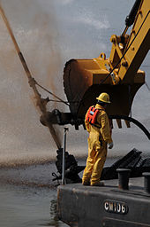 Closure of an oil-spouting production head damaged by a ship collision