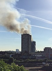朝になっても噴煙は遠くまで見えていた。(後ろのビルがGrenfell Tower、手前がFrinstead House)。