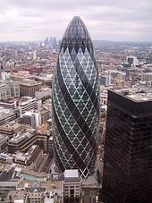 Pohled na 30 St Mary Axe. Budova slouží jako londýnské sídlo společnosti Swiss Re a neformálně se jí říká "The Gherkin".