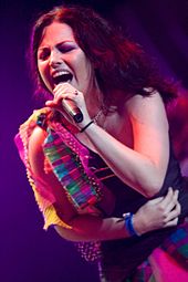 Lee tritt beim Maquinaria-Festival in Brasilien auf. Mehrere Kritiker loben Lee für ihre kraftvollen und leidenschaftlichen Gesangsleistungen.