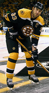 Zdeno Čara spēlēja Otavas "Senators" (2002-03) un Bostonas "Bruins" (2013-14) komandās.