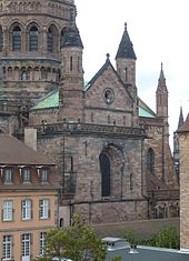 The Romanesque choir end can only be seen from the inner courtyard of the adjacent building complex.