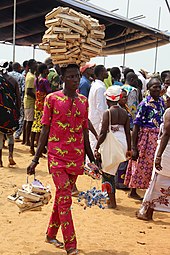 Giovani che vendono lampade mobili in Benin