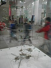 Rekonstrukční model DNA sestavený Crickem a Watsonem v roce 1953.  