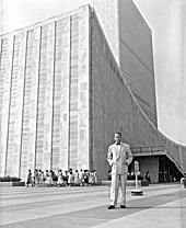 JT generalinis sekretorius Dag Hammarskjöld priešais 1952 m. pastatytą Jungtinių Tautų būstinės pastatą