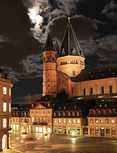 St. Martin's Cathedral in Mainz, in front of it the cathedral houses, Anno 1771 and the Renaissance draw well, donated by Archbishop Albrecht in 1526.