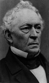 Edward Everett je imel dveurni govor pred Lincolnovimi nekajminutnimi posvetilnimi pripombami.