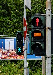 Pedestrian traffic light with yellow phase