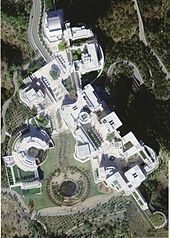 USGSi satelliidipilt Getty keskusest. Vasakul asuv ümmargune hoone on Getty uurimisinstituut. Kaks ülemist hoonet on Getty Trusti halduskontorid ja ülejäänud on muuseum.