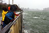 Řeka East River, zobrazená na snímku z manhattanského East River Parku, se 29. října v 11:00 hodin dopoledne rozvodnila až ke svému břehu.