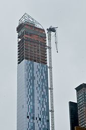 Nebezpečně visící jeřáb na Manhattanu