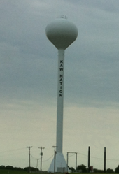 Torre de agua de la nación Kaw, a lo largo de la I-35 en Oklahoma.
