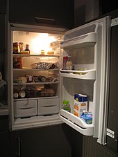 Ein Kühlschrank mit offener Tür