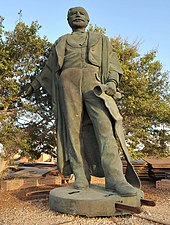 De Lesseps' statue står nu på skibsværftet i Port Fouad.  