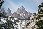 Mount Whitney je najvyššia hora v pohorí Sierra Nevada a vo zvyšku Kalifornie a Spojených štátov (okrem Aljašky a Havaja).