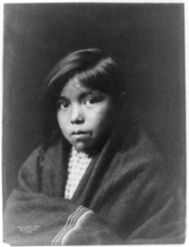 1904'te fotoğraflanmış genç bir Navajo kızı