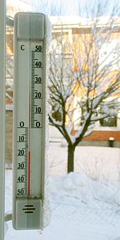 Teplomer kalibrovaný v stupňoch Celzia. Voda mrzne pri 0 °C a vrie pri 100 °C.