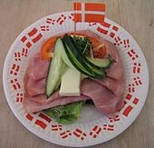 Sandviș danez deschis (smørrebrød) pe pâine de secară neagră. Un produs alimentar popular în Danemarca.  