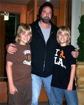 Dylan (vlevo) a Cole (vpravo) se svým učitelem herectví Garym Spatzem c. 2007