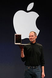 2008年の基調講演でMacBook Airを手にするスティーブ・ジョブズ。