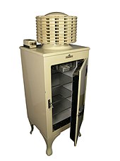 Früher elektrischer Kühlschrank. Der Wärmetauscher befindet sich oben. Er befindet sich im Thinktank, Wissenschaftsmuseum Birmingham.